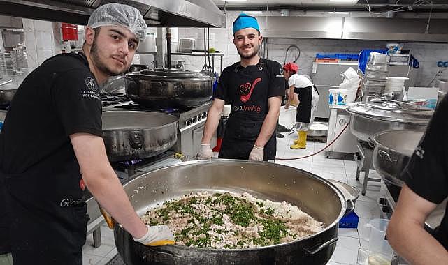 BEÜ'lü öğrenciler "Gönül Mutfağı"nı depremzedeler için kurdu
