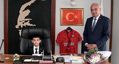 Çocuk Belediye Başkanı makam koltuğuna oturdu!