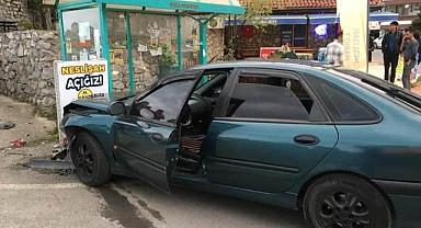 Kozlu'da hareketli dakikalar... Otomobil yolcu durağına daldı!
