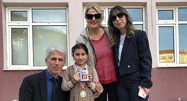Resim yarışmasında birinci olan öğrenciyi ödüllendirdiler