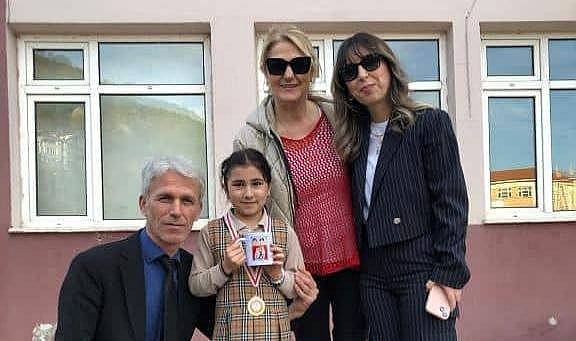 Resim yarışmasında birinci olan öğrenciyi ödüllendirdiler