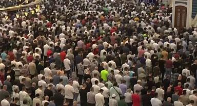 Vatandaşlar bayram namazı için camilere akın etti