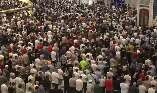 Vatandaşlar bayram namazı için camilere akın etti