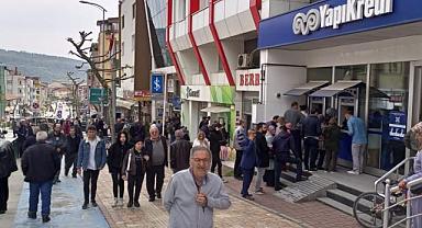 Vatandaşlar bayram öncesi maaş kuyruğunda!