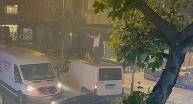 Aracının üzerine çıktı trafiği ve kendi canını tehlikeye soktu!