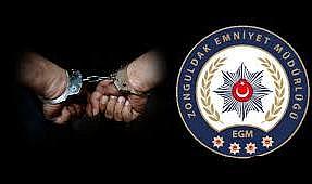 Araçta hareketsiz yatan adamı gören polisi aradı!