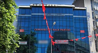 Bir garip hırsızlık! CHP binasına girip Atatürk portrelerini de yanında götürdü