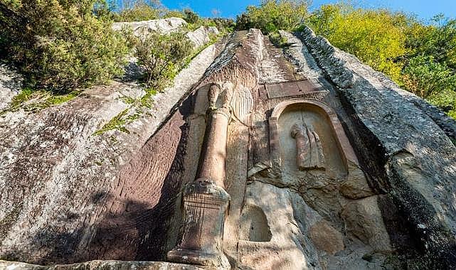 Bunun adı bile bile lades! Tarihi yerde kaçak kazı yaparken yakalandılar
