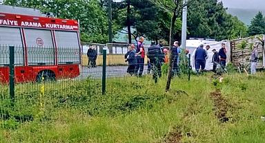 Direksiyon hakimiyetini kaybetti direğe çarpıp yan yattı