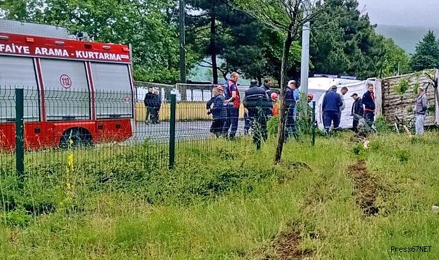 Direksiyon hakimiyetini kaybetti direğe çarpıp yan yattı