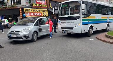 Halk otobüsü parktan çıkan otomobille çarpıştı