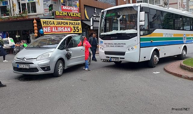 Halk otobüsü parktan çıkan otomobille çarpıştı