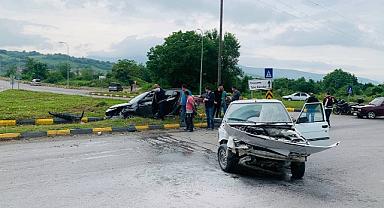 Işık ihlali yaptı kavşakta kafa kafaya çarpıştı: 2 yaralı