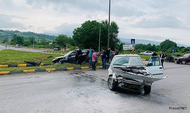 Işık ihlali yaptı kavşakta kafa kafaya çarpıştı: 2 yaralı