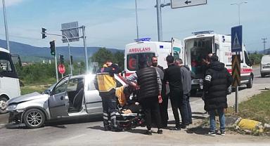 Işıklı kavşakta çarpıştılar.. Yaralılar var!