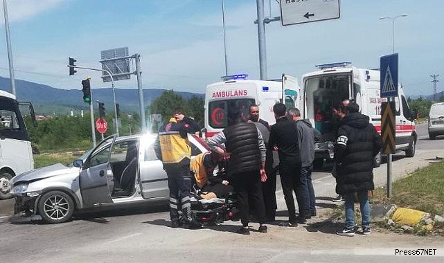 Işıklı kavşakta çarpıştılar.. Yaralılar var!