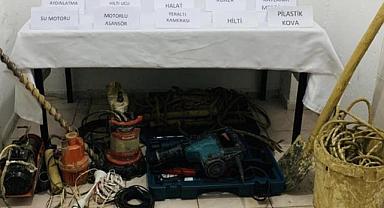 Kaçak kazı yaparken jandarmaya yakalandılar