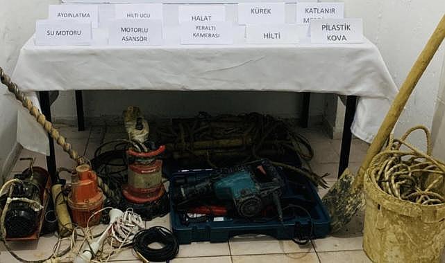 Kaçak kazı yaparken jandarmaya yakalandılar