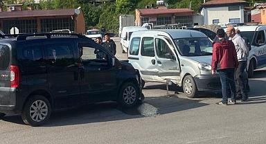 Kontrolden çıkan araçlar çarpıştı