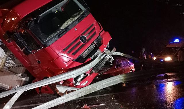 Kozlu’da feci kaza… Tır yola devrildi..