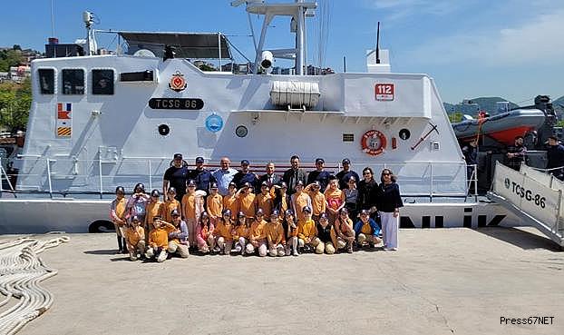 Minikler sahil güvenlikle devriye attı!