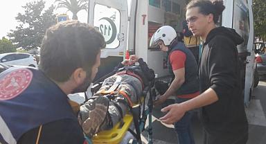 Motosiklet sürücüsü yolda yayaya çarptı