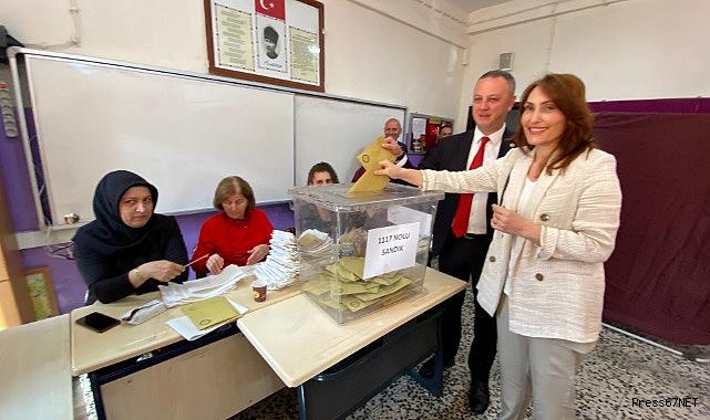 Ömer Selim Alan eşi ile birlikte oyunu kullandı