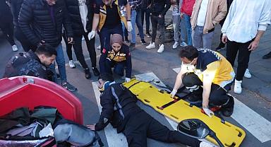 Otomobil, moto kuryeye çarptı