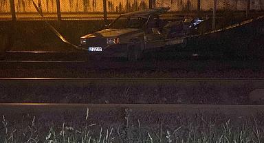 Otomobil trenin altında kaldı.. Metrelerce sürüklendi!