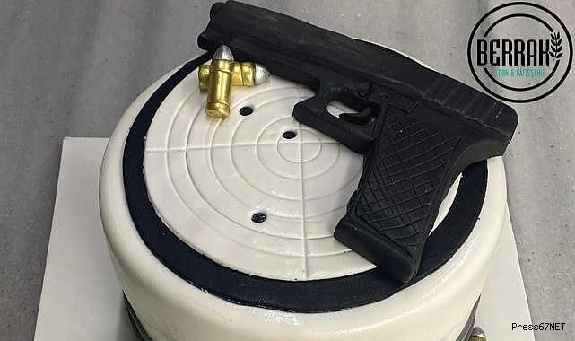 Pastanın üstündeki silah şaşkına çevirdi!