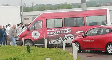 Servis aracıyla otomobil kavşakta çarpıştı.. Yaralılar var!