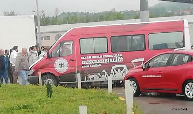 Servis aracıyla otomobil kavşakta çarpıştı.. Yaralılar var!