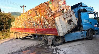 Tır makas attı trafik kilitlendi!