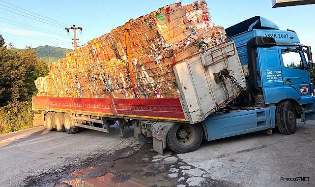 Tır makas attı trafik kilitlendi!