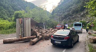 Tomruk yüklü tır metrelerce sürüklendi! Sürücü ağır yaralı