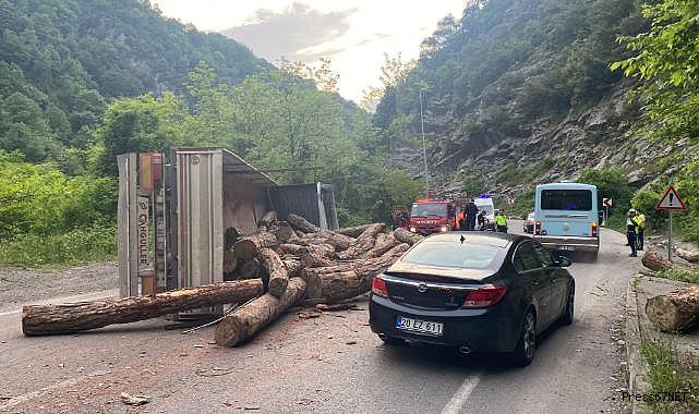 Tomruk yüklü tır metrelerce sürüklendi! Sürücü ağır yaralı