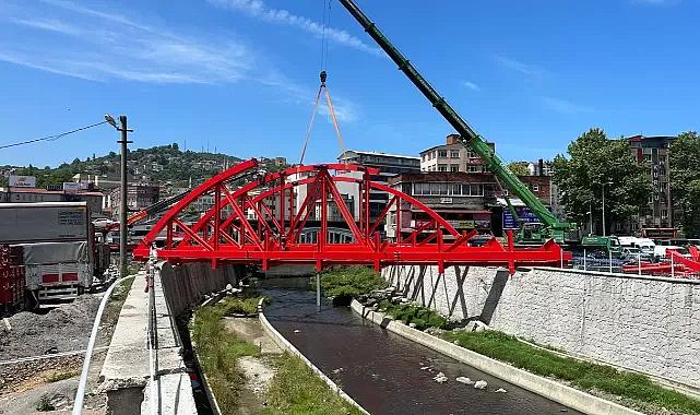 Adnan Menderes Köprüsü'nün montajı sürüyor