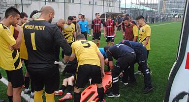 Amatör maçta futbolcunun omuzu çıktı