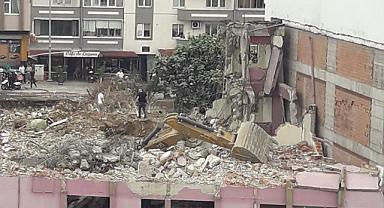 Beton yıkan kepçe binada yan yattı!