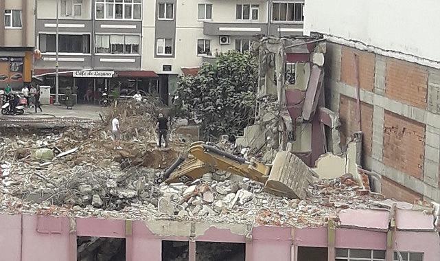 Beton yıkan kepçe binada yan yattı!