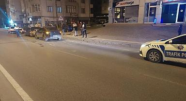 Direksiyon hakimiyetini kaybeden sürücü park halindeki araca çarptı