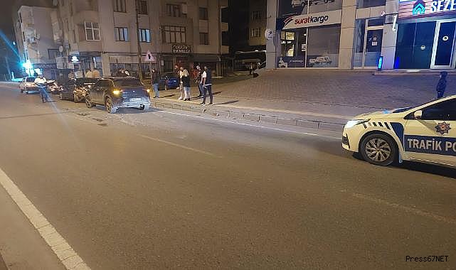 Direksiyon hakimiyetini kaybeden sürücü park halindeki araca çarptı  