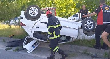 Direksiyon hakimiyetini kaybetti orta refüje çıkarak takla attı:3 yaralı