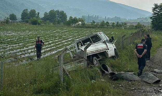 Direksiyon hakimiyetini kaybetti tarlaya girdi  