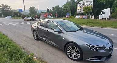 Işıklı kavşakta çarpıştılar