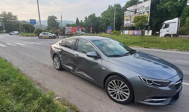 Işıklı kavşakta çarpıştılar