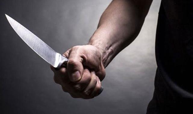 Korkutan anlar, eline bıçak alıp sokağa çıktı!