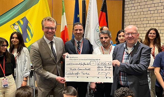 Lise öğrencileri Almanya&#039;da deprem konutu için 6.500 Avroluk çek aldı