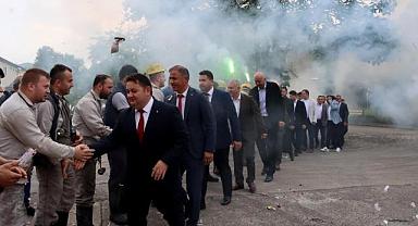 Meşalelerle karşılandı, kazanımları madenciye tek tek anlattı