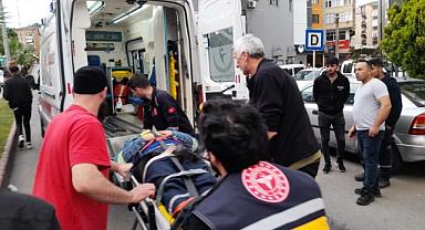 Motosiklet otomobille çarpıştı!